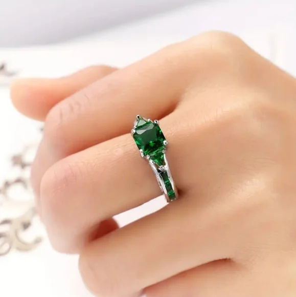 New beautiful green women's ring - Picture 3 of 3